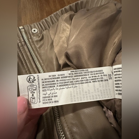 Abercrombie and Fitch Vegan Leather Shrunken Bomber Jacket sz Large beige tan - Picture 5 of 10